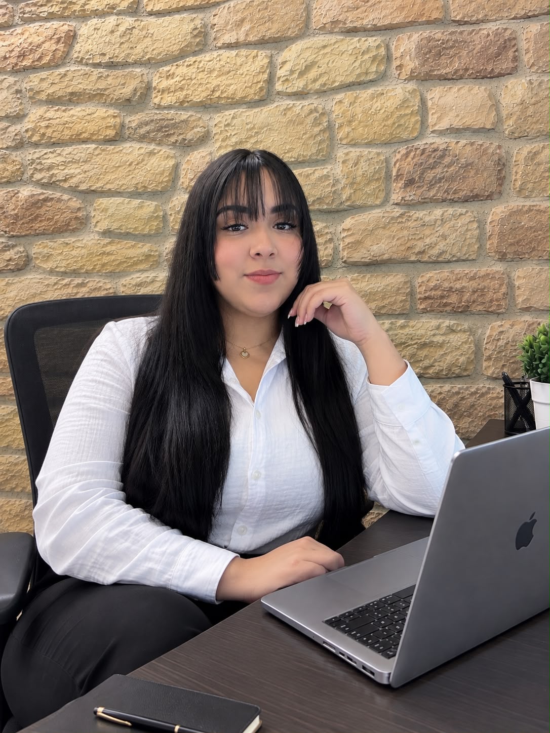 Cliente conversando con una asesora financiera